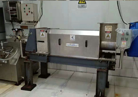 酒糟螺旋擠壓脫水機(jī)現(xiàn)場(chǎng)