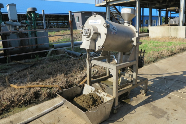 牛糞污水過(guò)濾現(xiàn)場(chǎng)