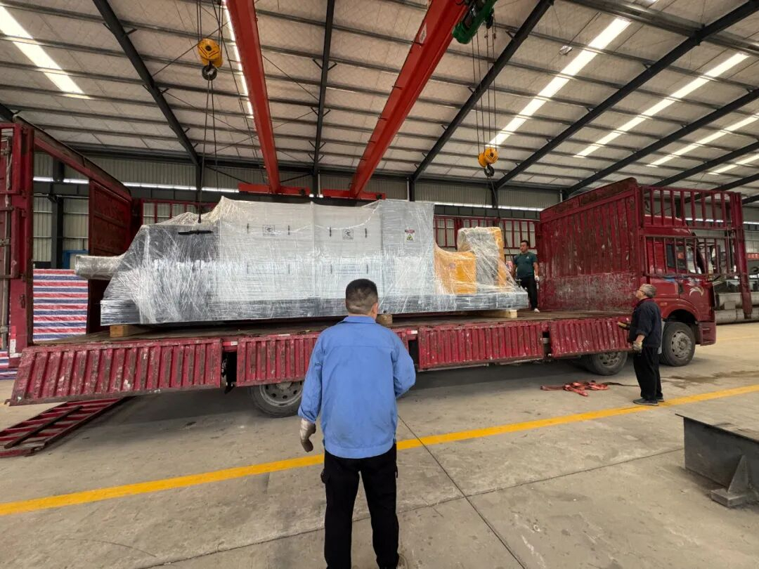 新鄉(xiāng)中天星火定制款螺旋擠壓脫水機(jī)裝車(chē)發(fā)貨 中國(guó)智造奔赴世界舞臺(tái)